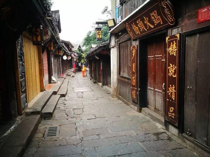 43岁林俊杰前往巴厘岛旅游!穿短袖出镜显清爽,晒美照享受生活